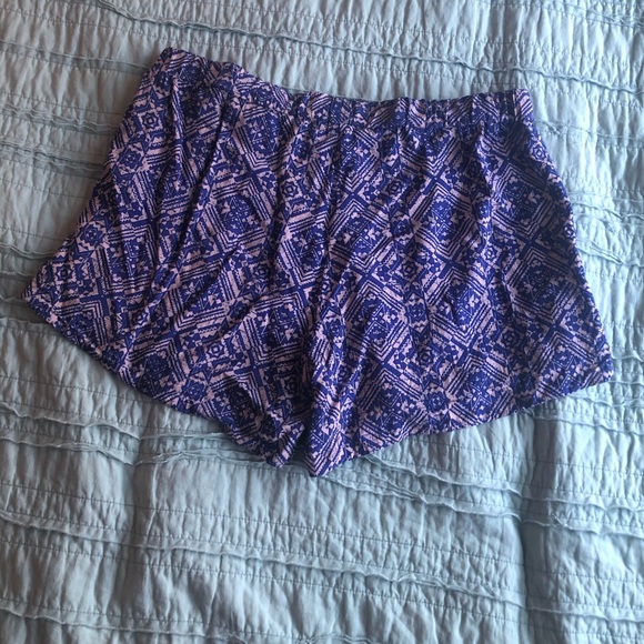 Everly blue and blush print elastic waist shorts. - Picture 2 of 3